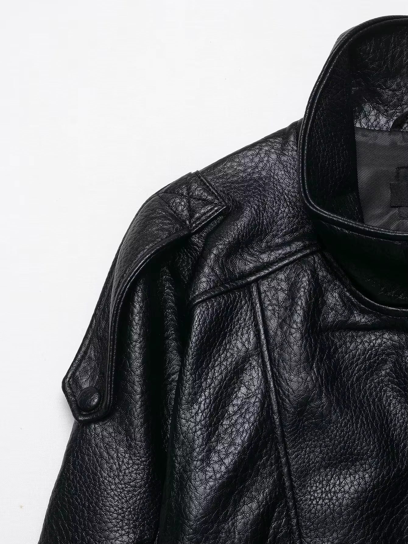 Chaqueta Negra de Acabado Tipo Cuero